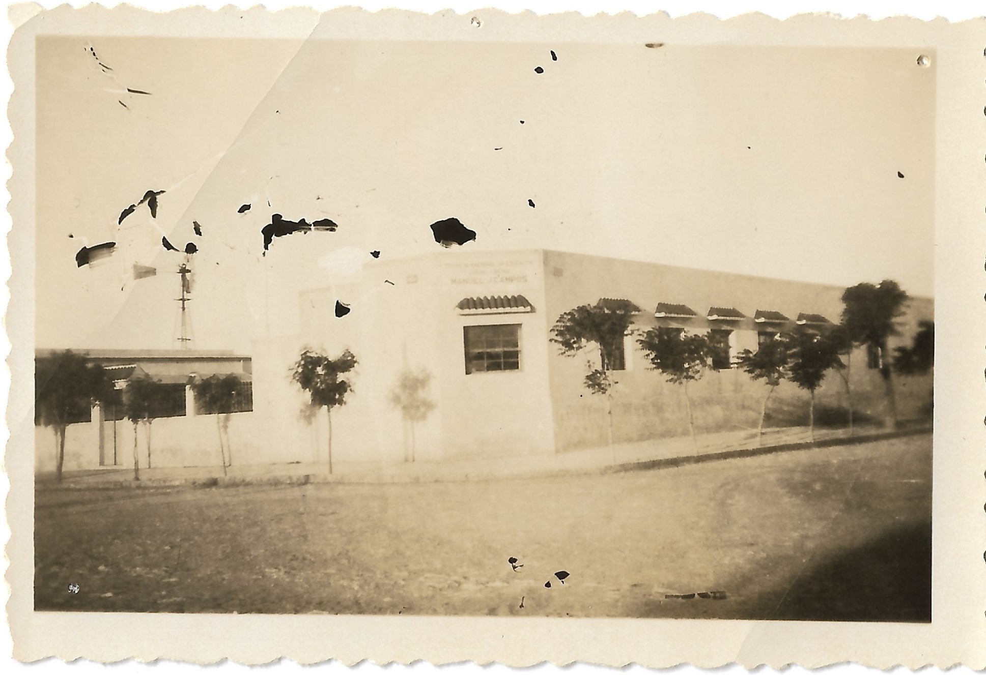 antiguo edificio de la escuela en Fraga y San Martin